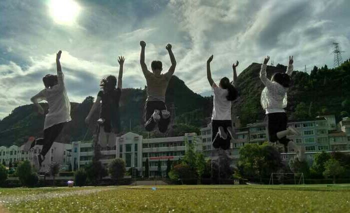 山东大学赴贵州镇远中学助学夏令营纸飞机队开