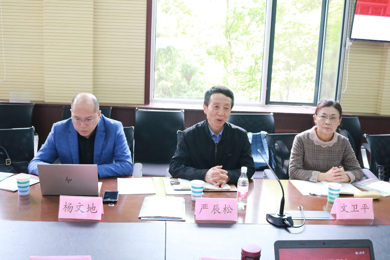 听取王俊菊会长工作汇报后,评估组组长严辰松,副组长文卫平对工作报告