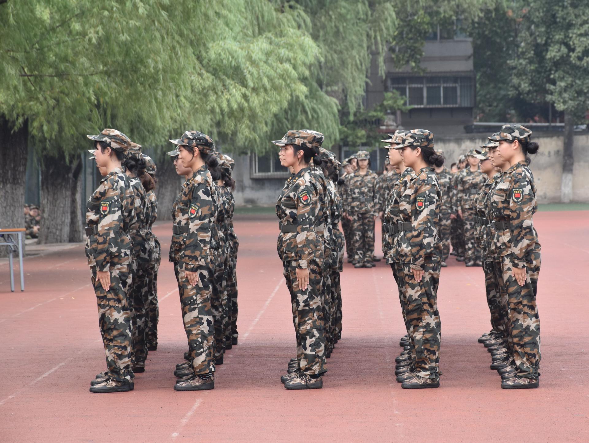 身穿迷彩服 唱响军人梦 东江中心幼儿园开展军训活动